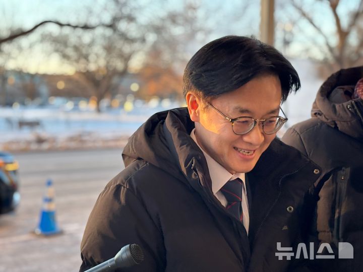 [워싱턴DC=뉴시스] 이윤희 특파원=김정관 산업통상부 장관이 29일(현지 시간) 오후 하워드 러트닉 미국 상무장관과의 회담을 위해 워싱턴DC 상무부 청사에 입장하고 있다. 2026.01.30.