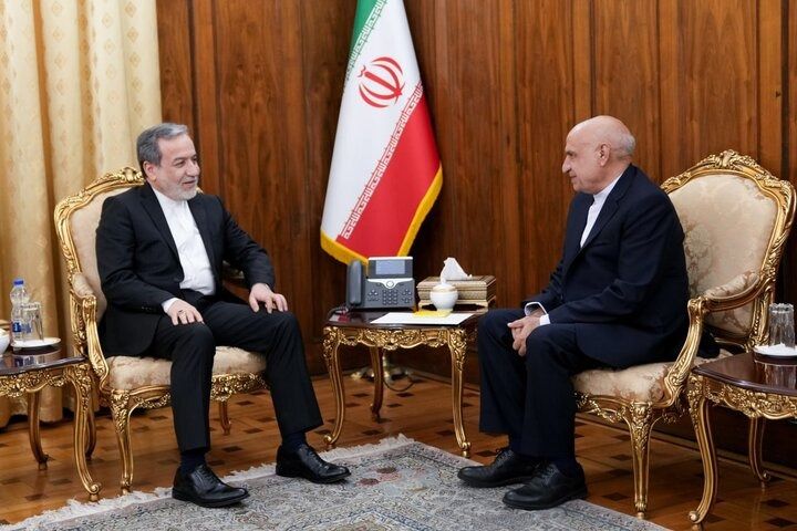 [서울=뉴시스]신임 평양 주재 이란 대사로 임명된 아바스 텔레비파르(오른쪽)가 지난해 11월 아바스 아라그치 이란 외교장관과 환담하고 있다. (출처=이란 준관영 MNA 통신) 2026.1.30. *재판매 및 DB 금지