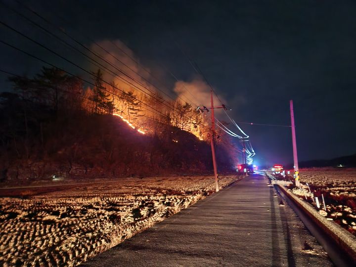 [사천=뉴시스]경남 사천 서포면 야산 산불.(사진=산림청 제공).2026.01.30.photo@newsis.com *재판매 및 DB 금지