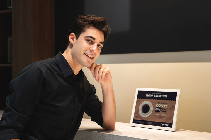 [서울=뉴시스]삼성전자 모델이 A4 종이 크기 수준의 13형 '삼성 컬러 이페이퍼'를 소개하고 있다. (사진=삼성전자 제공) 2026.01.30. photo@newsis.com *재판매 및 DB 금지