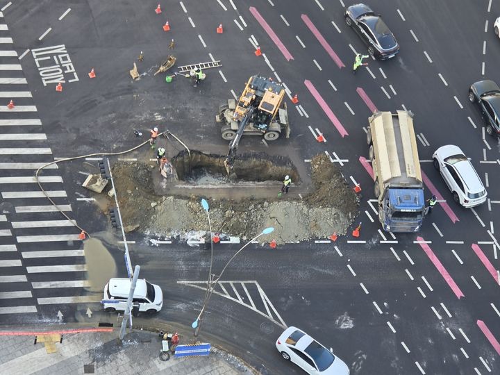 [인천=뉴시스] 전예준 기자 = 30일 인천 송도국제도시 인천경제자유구역청 앞 사거리에서 누수가 발생해 시 상수도사업본부가 보수 작업을 하고 있다. 2026.01.30. kok@newsis.com *재판매 및 DB 금지