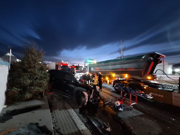 여수국가산단 도로서 SUV·통근버스 충돌…50대 심정지