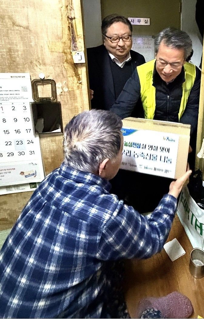 [세종=뉴시스] 박서홍 농업경제대표이사(오른쪽)가 29일 쪽방촌을 방문해 주민에게 우리 농축산물 꾸러미를 전달하고 있다. (사진=농협경제지주 제공) *재판매 및 DB 금지