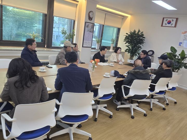 [광주=뉴시스] 지난 29일 이정선 광주시교육감과 임미란 광주시의원, 4·19혁명 광주 구금자동지회원 등이 시교육청에서 사적지 조성 방향을 논의하고 있다. (사진=구금자동지회 제공) photo@newsis.com *재판매 및 DB 금지