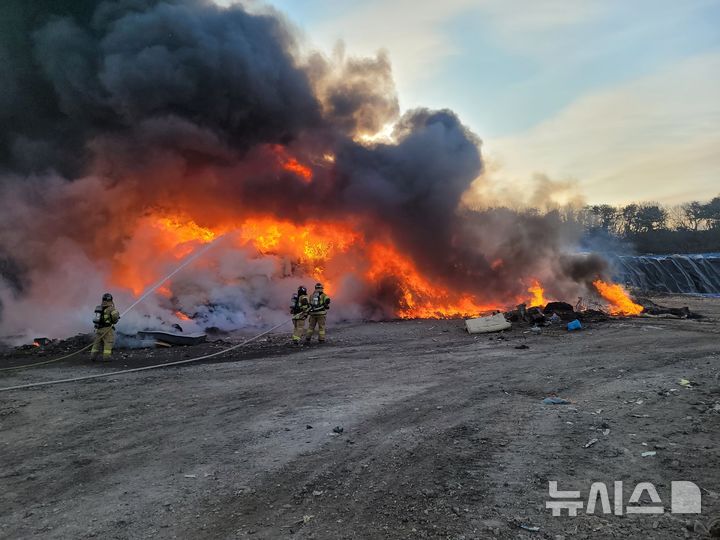 [포항=뉴시스] 안병철 기자 = 30일 오전 7시52분께 경북 포항시 남구 호동 쓰레기매립장에서 화재가 발생해 폐기물 500t이 불에 탔다.(사진=포항남부소방서 제공) 2026.01.30. photo@newsis.com