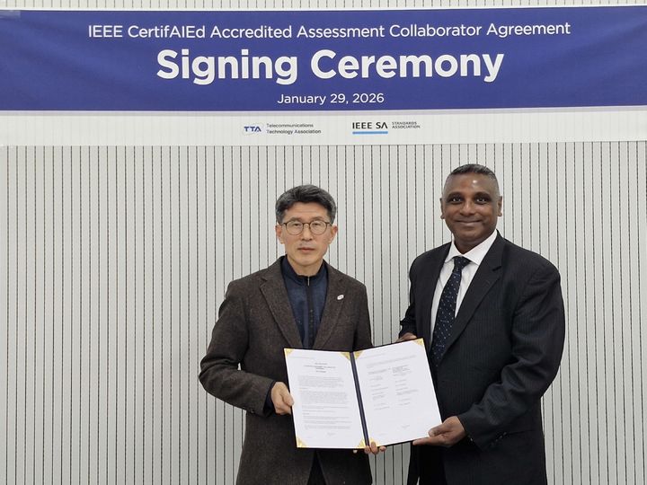 [서울=뉴시스] 김영문 한국정보통신기술협회(TTA) AI기반연구소장(왼쪽)과 알페시 샤 IEEE SA 회장(오른쪽)이 지난 29일 협약을 체결하고 기념 촬영하고 있다. (사진=TTA) 제공 2026.01.30. photo@newsis.com *재판매 및 DB 금지