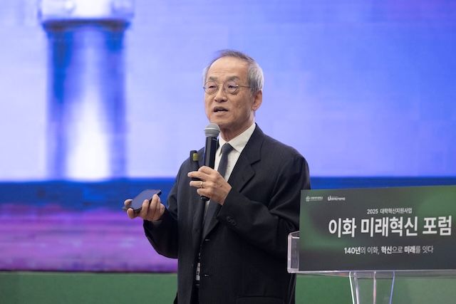 [서울=뉴시스] 최재천 이화여대 명예교수가 'AI 시대의 앎과 삶'을 주제로 강연을 진행하고 있다. (사진=이화여대 제공) 2026.01.30. photo@newsis.com *재판매 및 DB 금지