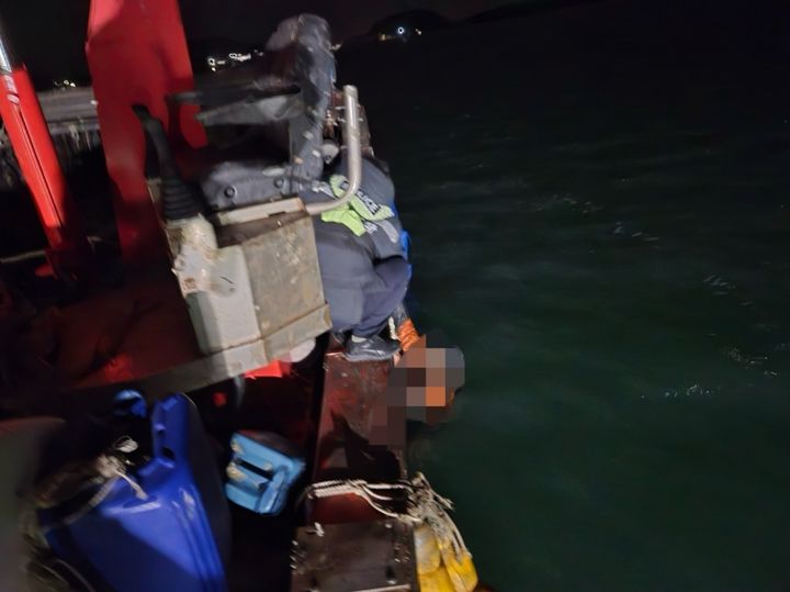 [해남=뉴시스] 지난 29일 오후 8시33분께 전남 해남군 송지면 엄남포항 인근에서 50대 남성 A씨가 해상으로 추락해 해경이 구조 작업을 하고 있다. (사진=완도해경 제공) 2026.01.30. photo@newsis.com *재판매 및 DB 금지