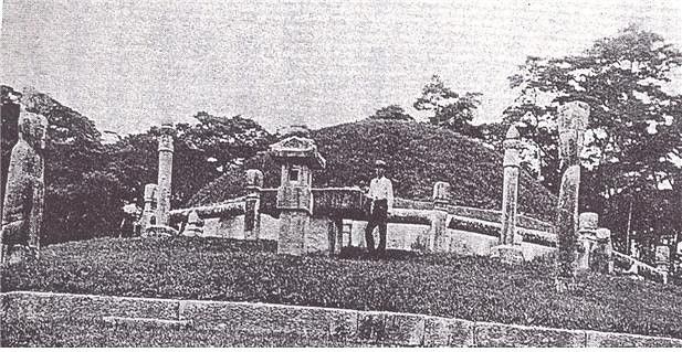 [울산=뉴시스] 1912년 동양척식 주식회사에서 개성(開城) 태조현릉분(太祖顯陵墳)을 조사하는 모습. (사진=김문길 소장 제공) 2026.01.30. photo@newsis.com *재판매 및 DB 금지