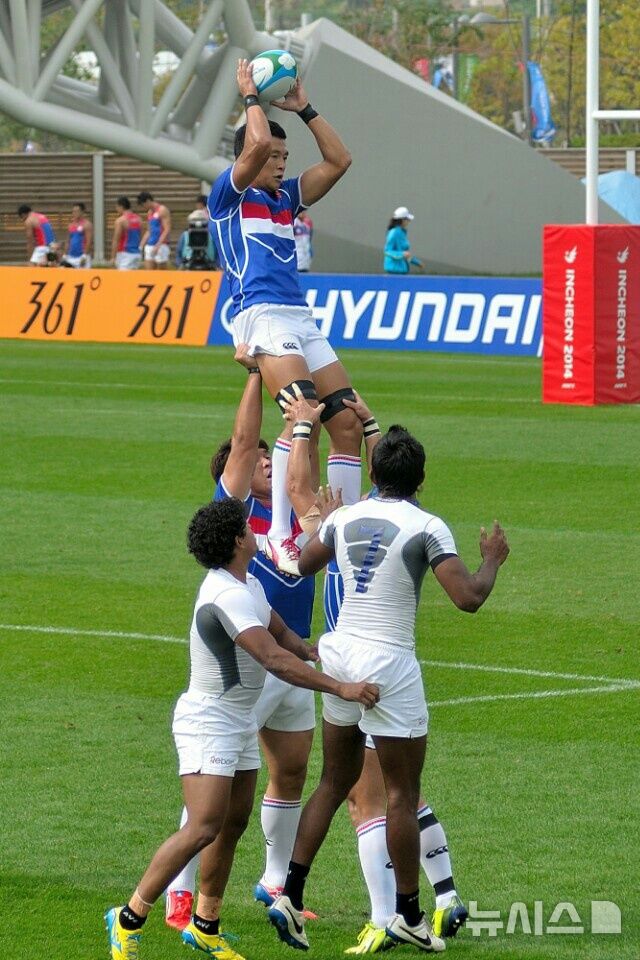 [서울=뉴시스] 아시안 게임 남자 럭비 동메달리스트 윤태일(가운데)씨. (사진= 한국장기조직기증원 제공)