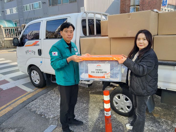 [거제=뉴시스] 신정철 기자= 경남 거제시는 보온물품과 이불, 손난로, 귀마개 등의 방한용품 등 한파대응키트를 한파에 취약한 장애인 25가구에 전달한다고 30일 밝혔다.사진은 한파대응키트 전달 모습.(사진=거제시 제공).2026.01.30. photo@newsis.com *재판매 및 DB 금지
