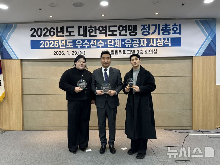 [고양=뉴시스]'2025년도 우수선수·단체·유공자 시상식' 왼쪽부터 박혜정 선수, 최종근 감독, 박주현 선수.(사진=고양시 제공)photo@newsis.com