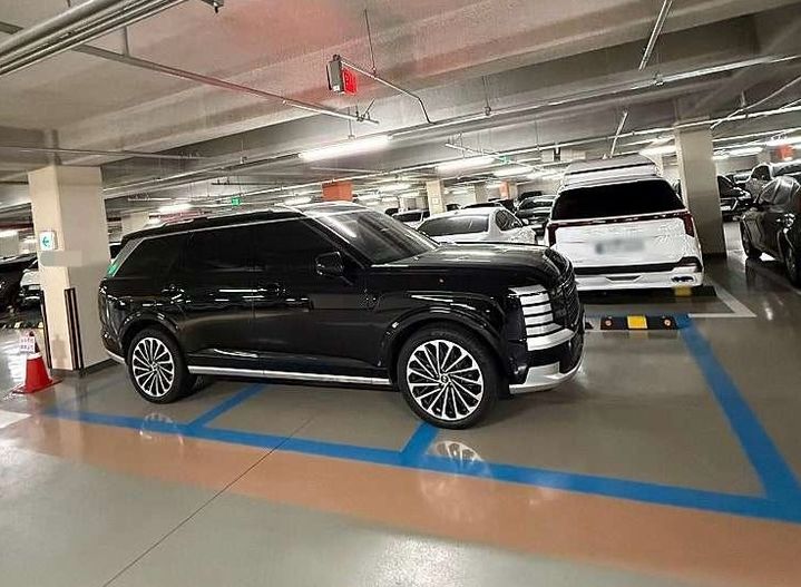 [뉴시스] 한 아파트 지하 주차장에서 준대형 스포츠유틸리티차량(SUV)이 경차 전용 주차면 3칸을 가로로 점령한 사진이 온라인에 확산되며 공분을 사고 있다. (사진=보배드림 캡처) *재판매 및 DB 금지