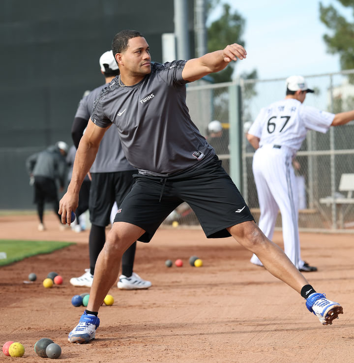 [서울=뉴시스] 프로야구 LG 트윈스의 요니 치리노스가 지난 27일(현지 시간) 미국 애리조나주 스코츠데일에서 진행 중인 구단 스프링캠프에서 훈련을 진행하고 있다. (사진=LG 트윈스 제공) 2026.01.30. *재판매 및 DB 금지