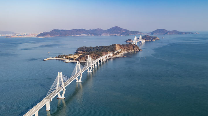 [거제=뉴시스] 신정철 기자= 경남 거제시는 대통령 별장이 위치한 섬 저도(猪島)가 오는 2월 2일, 새해 들어 처음으로 관광객 맞이를 시작한다고 30일 밝혔다.사진은 거가대교와 저도 전경.(사진=뉴시스DB).2026.01.30. sin@newsis.com *재판매 및 DB 금지