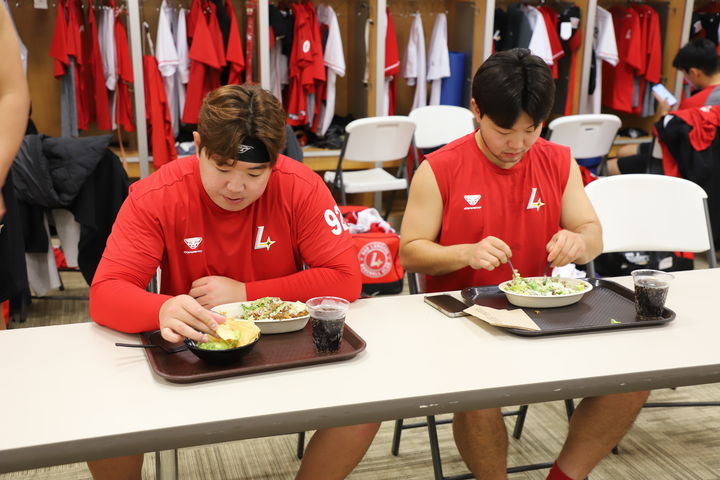 [서울=뉴시스] 프로야구 SSG 랜더스 선수단이 미국 플로리다주 베로비치에서 진행 중인 스프링캠프 도중 추신수 구단주 보좌역이 준비한 특식을 먹고 있다. (사진=SSG 랜더스 제공) 2026.01.30. *재판매 및 DB 금지
