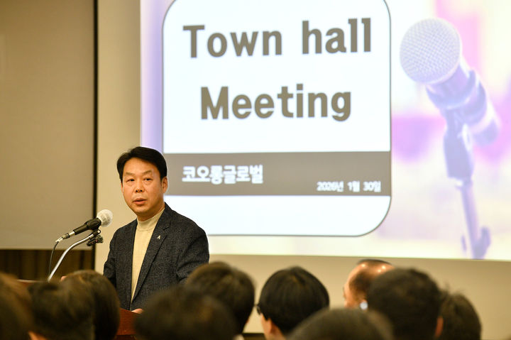[서울=뉴시스] 코오롱글로벌은 30일 경기 과천시 코오롱타워에서 김영범 사장과 임직원들이 참석한 가운데 타운홀 미팅을 열었다. (사진=코오롱글로벌 제공) 2026.01.30. photo@newsis.com *재판매 및 DB 금지