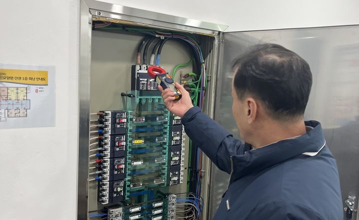 [밀양=뉴시스] 민관 합동점검반이 다중이용시설의 전기설비를 점검하고 있다. (사진= 밀양시 제공) 2026.01.30. photo@newsis.com *재판매 및 DB 금지