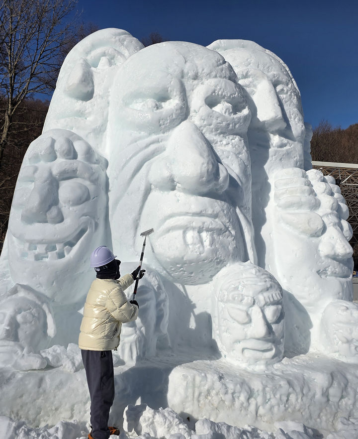 30일 태백산국립공원 당골광장에 코믹한 웃음을 선사하는 코믹 눈조각 작품이 눈조각가에 의해 마무리 작업이 한창 진행되고 있다.(사진=뉴시스) *재판매 및 DB 금지