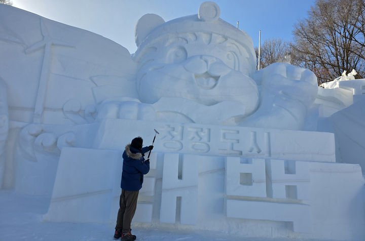 30일 태백산국립공원 당골광장에서 제33회 태백산 눈축제를 상징하는 '청정도시 태백 상징조형물' 눈조각 작업이 한창 진행되고 있다.(사진=뉴시스) *재판매 및 DB 금지