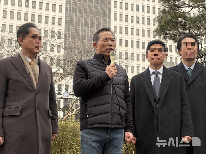 [부산=뉴시스] 김민지 기자 = 30일 부산지법 앞에서 공직선거법 및 지방교육자치에관한법률 위반 등의 혐의로 구속기소 돼 징역 6개월에 집행유예 1년을 선고받고 석방된 손현보 목사가 발언하고 있다. 2026.01.30. mingya@newsis.com