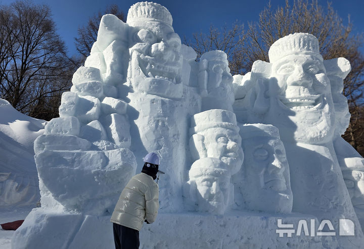 [태백=뉴시스]홍춘봉 기자 = 제33회 태백산 눈축제 개막을 하루 앞둔 30일 강원 태백시 태백산국립공원 당골광장에서 눈조각 작품의 마무리 작업이 진행되고 있다.casinohong@newsis.com