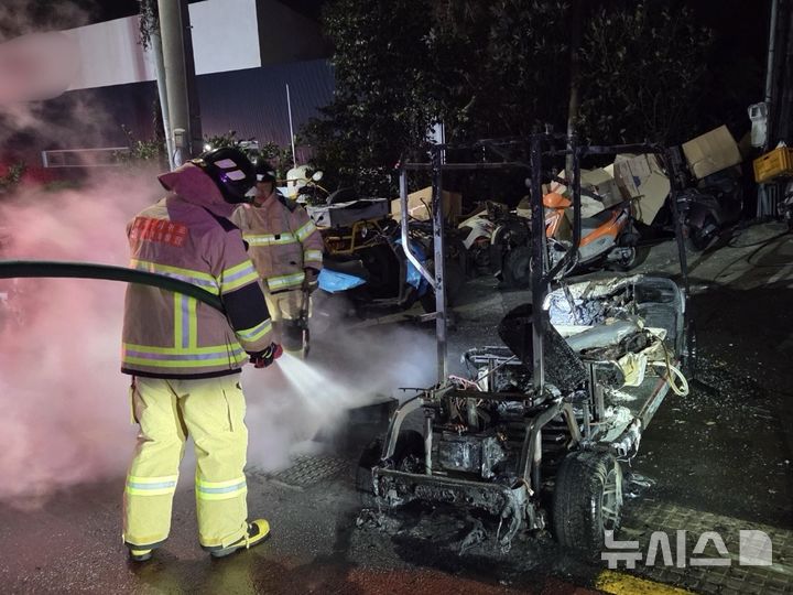 [제주=뉴시스] 30일 오전 제주 서귀포시 오토바이 수리점에서 전동카트 화재가 발생해 소방당국이 진화에 나서고 있다. (사진=제주소방안전본부 제공) 2026.01.30. photo@newsis.com