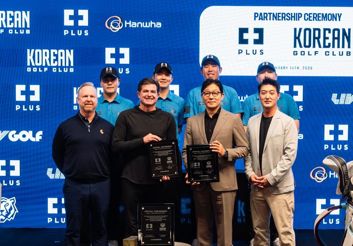 [서울=뉴시스] 지난 14일 미국 플로리다에서 (왼쪽부터)크리스 헥 LIV 골프 사장, 스콧 오닐 LIV 골프 CEO, 박찬혁 한화생명 PLUS실장, 마틴 김 한국 지사장 겸 KGC 총괄 매니저가 코리안 골프 클럽 선수단과 함께 공식 스폰서십 체결 행사를 진행 후 기념 촬영을 하고 있다. (사진=한화생명 제공) 2026.01.30. photo@newsis.com *재판매 및 DB 금지
