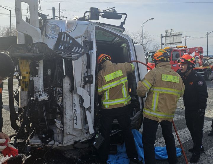 영광서 신호위반 우유운송차·5t 화물차 충돌…60대 중상