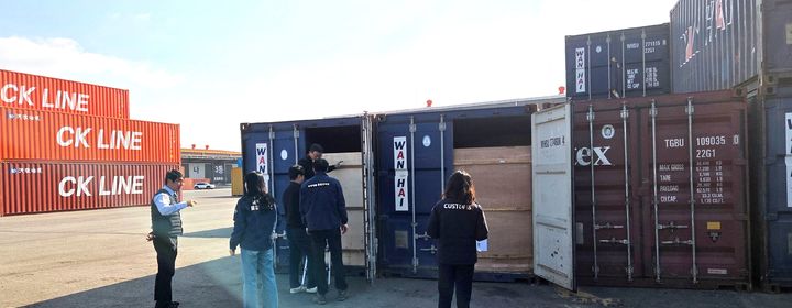 [대전=뉴시스] 산림청이 관세청과 함께 수입 불법·불량 목재제품의 유통을 사전차단키 위한 단속활동을 벌이고 있다.(사진=산림청 제공) *재판매 및 DB 금지