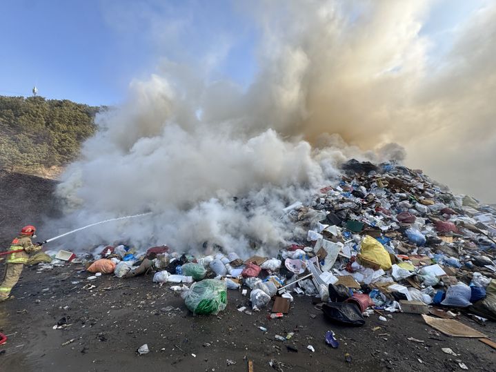 예산군 대흥면 폐기물 매립장서 불…4시간 넘게 진화중