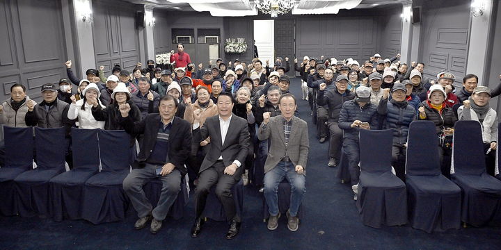 [순창=뉴시스] 30일 순창 섬진강파크골프장에서 열린 순창군파크골프협회와 담양군파크골프협회의 자매결연식, 최영일 순창군수(앞쪽 가운데)와 양 지역 협회장과 회원 등이 기념사진을 찍고 있다. *재판매 및 DB 금지