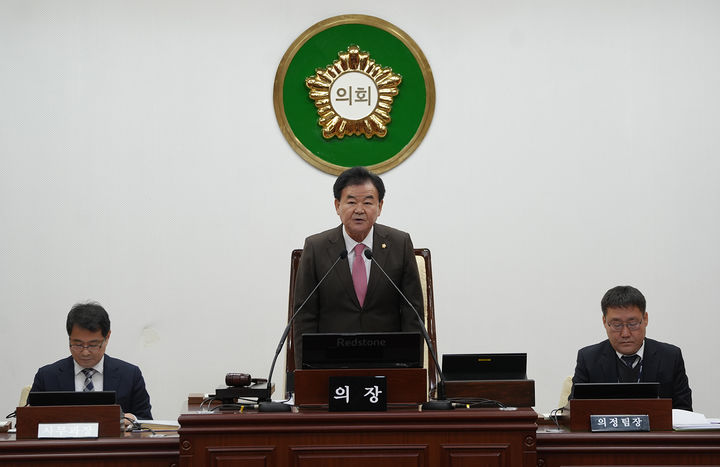 30일 태백시의회 본회의장에서 고재창 의장이 시의회 제290회 임시회 폐회사를 하고 있다.(사진=태백시의회 제공) *재판매 및 DB 금지