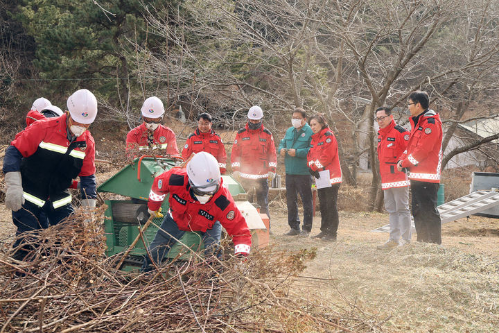 [창원=뉴시스] 강경국 기자 = 장금용 경남 창원시장 권한대행이 30일 영농부산물 파쇄단 근무지와 산림재난대응단 근무 현장을 방문해 산불진화대원들을 격려하고 있다. (사진=창원시청 제공). 2026.01.30. photo@newsis.com *재판매 및 DB 금지
