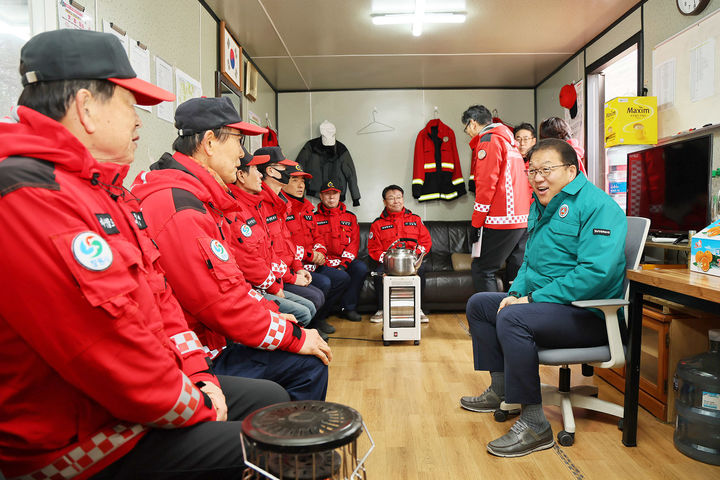 [창원=뉴시스] 강경국 기자 = 장금용 경남 창원시장 권한대행이 30일 영농부산물 파쇄단 근무지와 산림재난대응단 근무 현장을 방문해 산불진화대원들을 격려하고 있다. (사진=창원시청 제공). 2026.01.30. photo@newsis.com *재판매 및 DB 금지