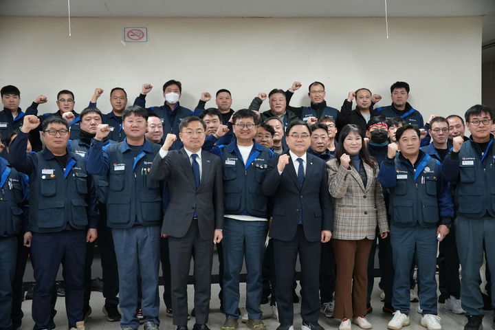 [창원=뉴시스] 강경국 기자 = 더불어민주당 허성무 국회의원(창원시 성산구)이 30일 오전 한국지엠 경남 창원공장 연수관에서 열린 금속노조 한국지엠지부 창원지회와 간담회에 참석해 기념촬영을 하고 있다. (사진=허성무 의원실 제공). 2026.01..30 photo@newsis.com *재판매 및 DB 금지