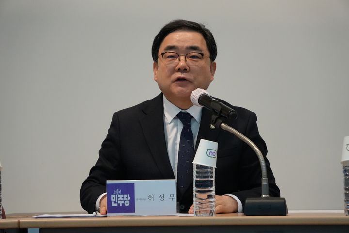 [창원=뉴시스] 강경국 기자 = 더불어민주당 허성무 국회의원(창원시 성산구)이 30일 오전 한국지엠 경남 창원공장 연수관에서 열린 금속노조 한국지엠지부 창원지회와 간담회에 참석하고 있다. (사진=허성무 의원실 제공). 2026.01..30 photo@newsis.com *재판매 및 DB 금지