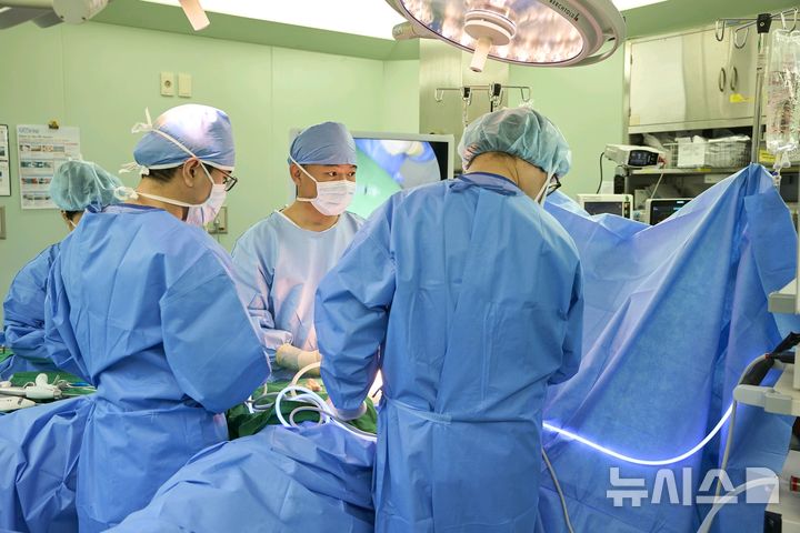 [서울=뉴시스] 최성일 강동경희대병원 소화기외과 교수가 위암 복강경 수술을 하고 있다. (사진= 강동경희대병원 제공)