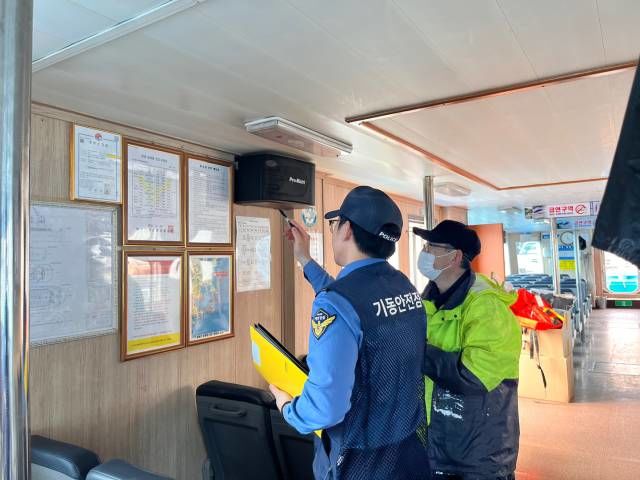 [통영=뉴시스] 신정철 기자= 통영해양경찰서는 설 연휴를 맞아 여객선, 유도선을 이용하여 섬 지역을 찾는 귀성객과 여행객, 행락객 등의 안전 확보를 위해 특별 안전관리 대책 기간을 30일부터 2월 18일까지 20일간 운영한다.사진은 여객선 안전관리 점검 모습.(사진=통영해경 제공).2026.01.30. photo@newsis.com *재판매 및 DB 금지