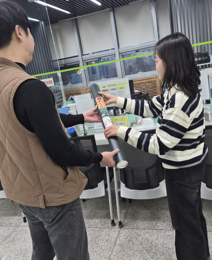 [서울=뉴시스] 성북구, 2026년부터 혼인신고 부부에 게양형 태극기 증정. 2026.01.30. (사진=성북구 제공) *재판매 및 DB 금지