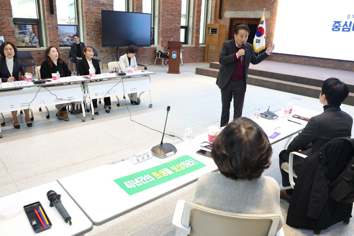 [청주=뉴시스] 30일 충북 청주시 상당구 문화동 충북도청 대회의실에서 열린 2026년 지역경제 활성화 대책 회의에서 김영환 충북지사가 특강을 하고 있다. (사진=충북도 제공) 2026.01.30. photo@newsis.com *재판매 및 DB 금지