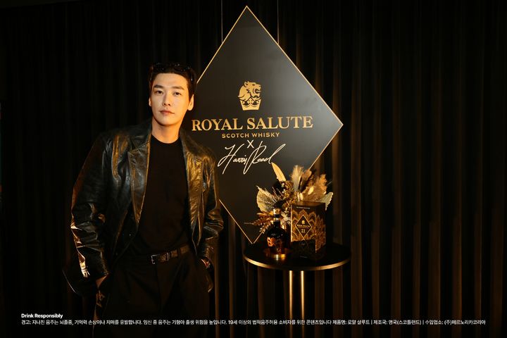 [서울=뉴시스] 페르노리카 코리아가 배우 김영광 '로얄살루트 더 하우스 오브 원더 Vol.2'를 진행했다.(사진=페르노리카 코리아 제공) *재판매 및 DB 금지