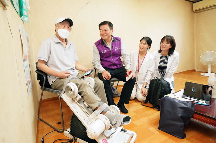 [서울=뉴시스] 방문 간호 사업에 동행한 이필형 동대문구청장. 2026.01.30. (사진=동대문구 제공) *재판매 및 DB 금지