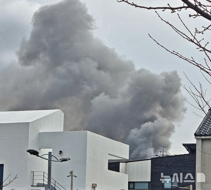 [제주=뉴시스] 30일 오후 제주시 도련동 가건물에서 불이 나 소방당국이 진화에 나서고 있다. (사진=독자 제공) 2026.01.30. photo@newsis.com