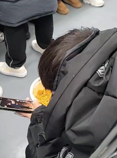 지하철 1호선에서 컵라면 '면치기'…휴대폰 보는 여유까지