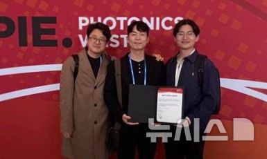 [포항=뉴시스] 송종욱 기자 = 포스텍 김철홍 전자전기공학과 교수 연구팀, 박정우 박사가 최근 미국 샌프란시스코에서 열린 세계 최대 광학·광전자학회 ‘SPIE Photonics West 2026’에서 최우수 논문상을 받았다. 사진 왼쪽부터 김철홍 교수, 박정우 박사, 오동현 박사. (사진=포스텍 제공) 2026.01.30. photo@newsis.com
