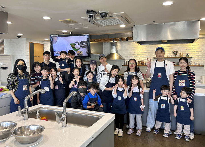 라이온코리아 육아동호회에 참여한 임직원 가족들이 기념사진을 촬영하고 있다. (사진=라이온코리아 제공) *재판매 및 DB 금지