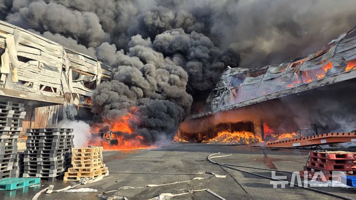 [음성=뉴시스] 30일 충북 음성군 맹동면의 한 기저귀 생산공장에서 불이나 소방 대응 2단계가 발령됐다. 현재 공장 내부에 있던 직원 2명의 소재가 불분명한 상태다. (사진= 충북소방본부 제공) 2026.01.30. photo@newsis.com 