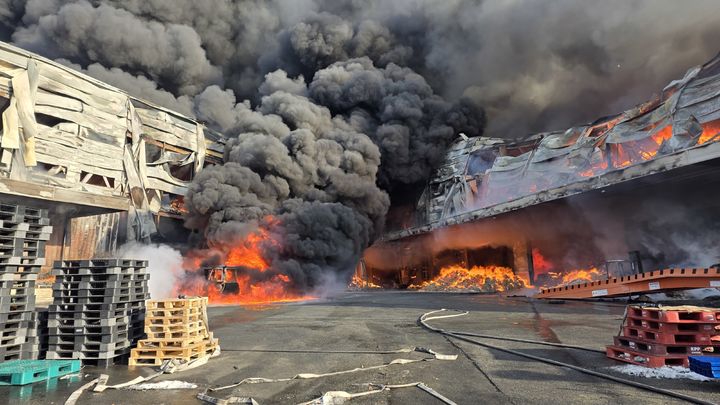 [음성=뉴시스] 서주영 기자 = 30일 충북 음성군 맹동면의 한 위생용품 제조공장에서 불이나 검은 연기가 치솟고 있다. (사진= 충북소방본부 제공) 2026.01.30. photo@newsis.com *재판매 및 DB 금지