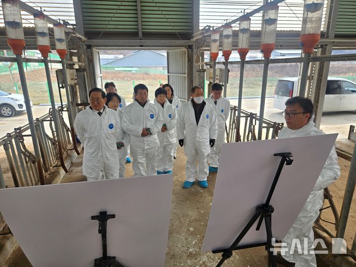 [진안=뉴시스] 전북특별자치도의회 농업복지환경위원들이 30일 진안군 성수면에 위치한 전북특별자치도 축산연구소를 방문해 현지의정활동을 펼쳤다. 2026.01.30 *재판매 및 DB 금지